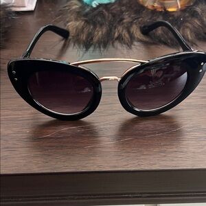 Chic Black Sunglasses